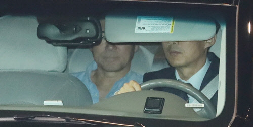 북미정상회담 의제조율을 위한 실무회담 미국 측 대표단의 성김 주필리핀 미국대사를 태운 차량이 29일 숙소인 서울 종로구 모 호텔에서 나오고 있다.